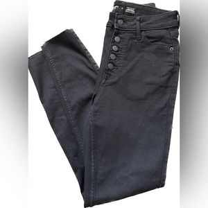 Old Navy Extra High-Rise, Super Skinny Jeans, Size 4, Color Black.